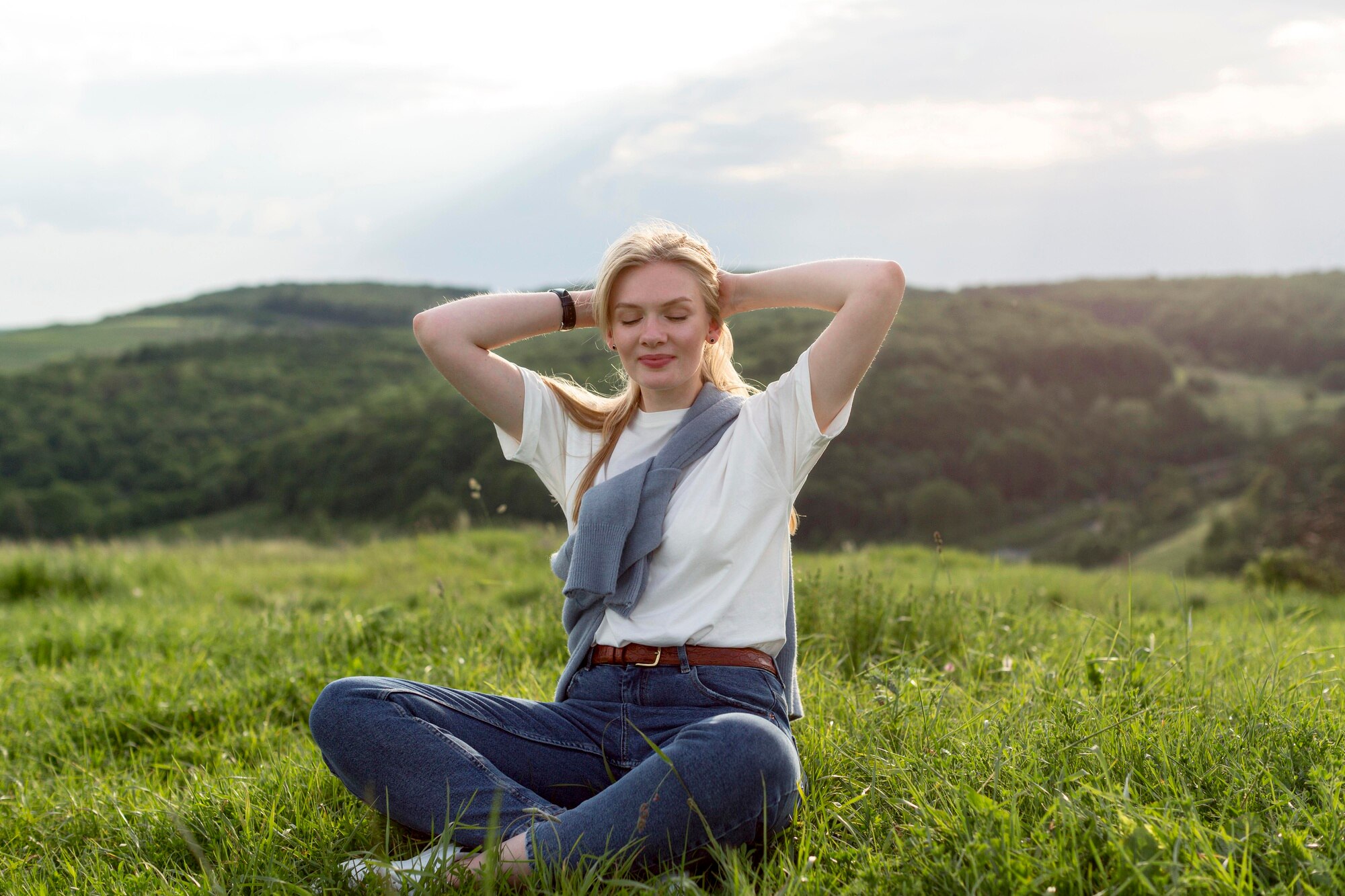 Persona relajándose en un ambiente natural